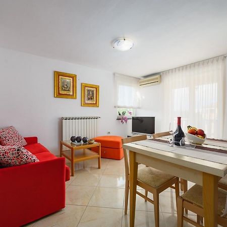 House With Apartments Dragica Умаг Экстерьер фото